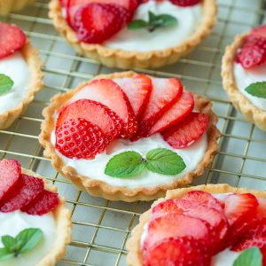 Tartaleta full amb crema i maduixa